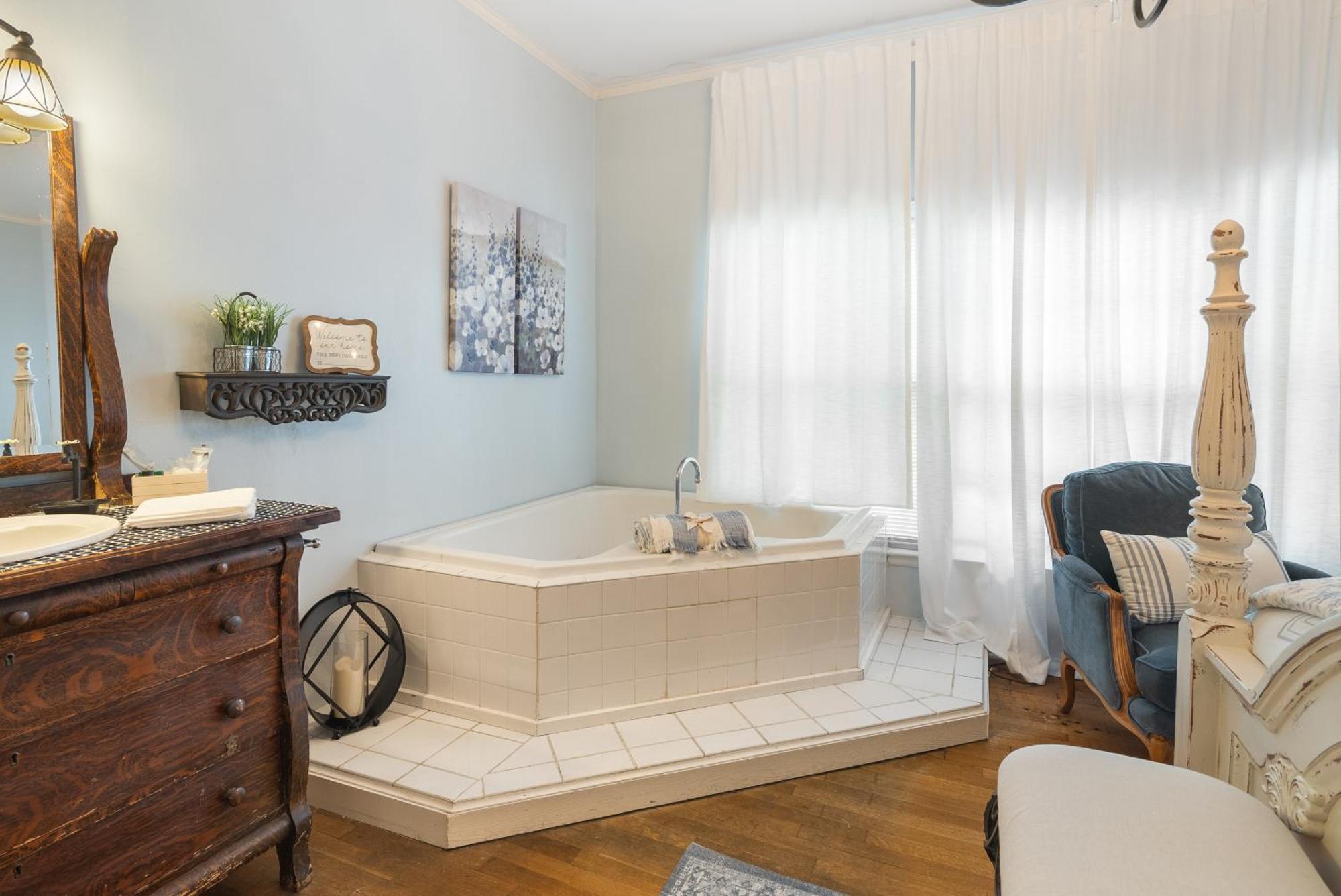 Beland Mansion-Blue Jay Suite! Форт Смит Екстериор снимка